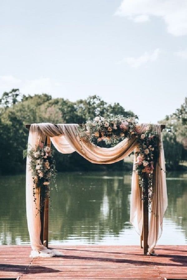 deco ceremonie laique arche mariage bord lac rose tissus