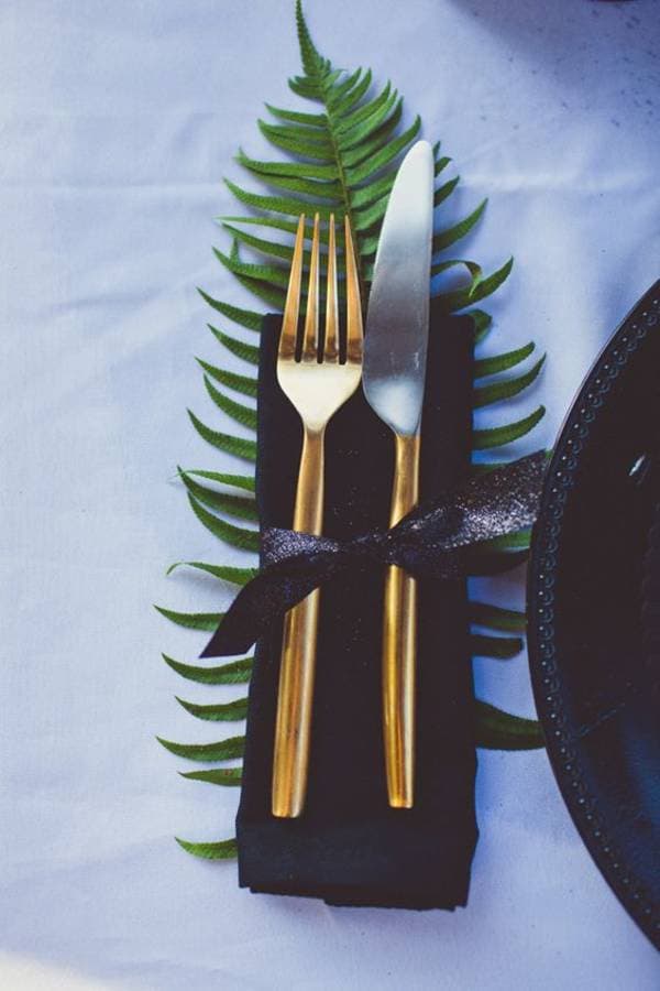 deco feuille de palmier mariage dore vert table blog clemaroundthecorner