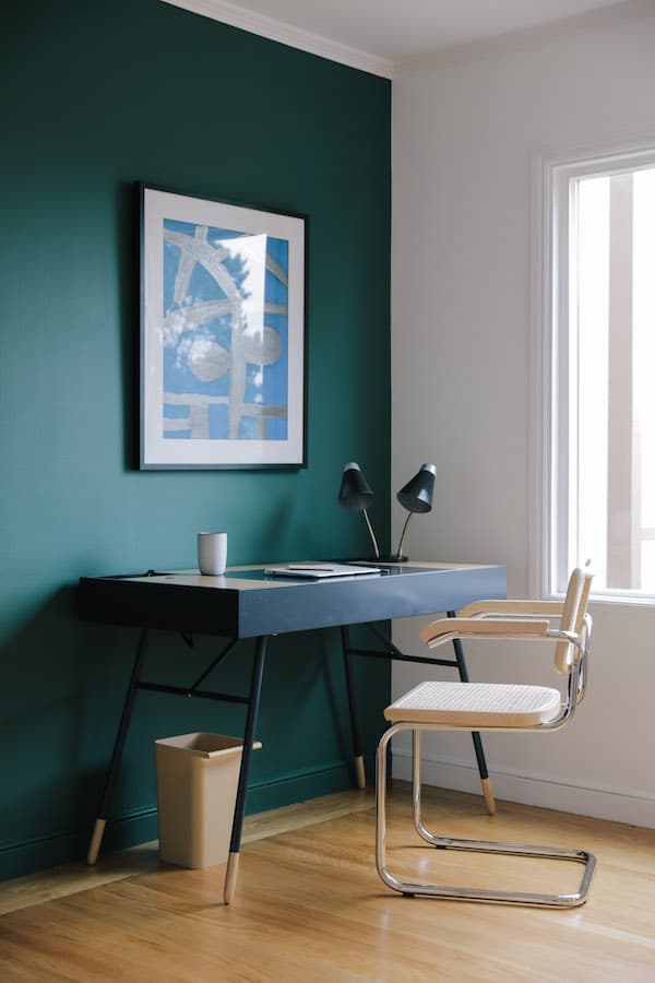 bien travailler en télétravail coin bureau scandinave vert sapin home office -  blog déco - clemaroundthecorner