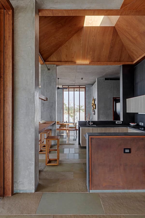 cuisine noire intérieur vitre fenêtre toit béton et bois