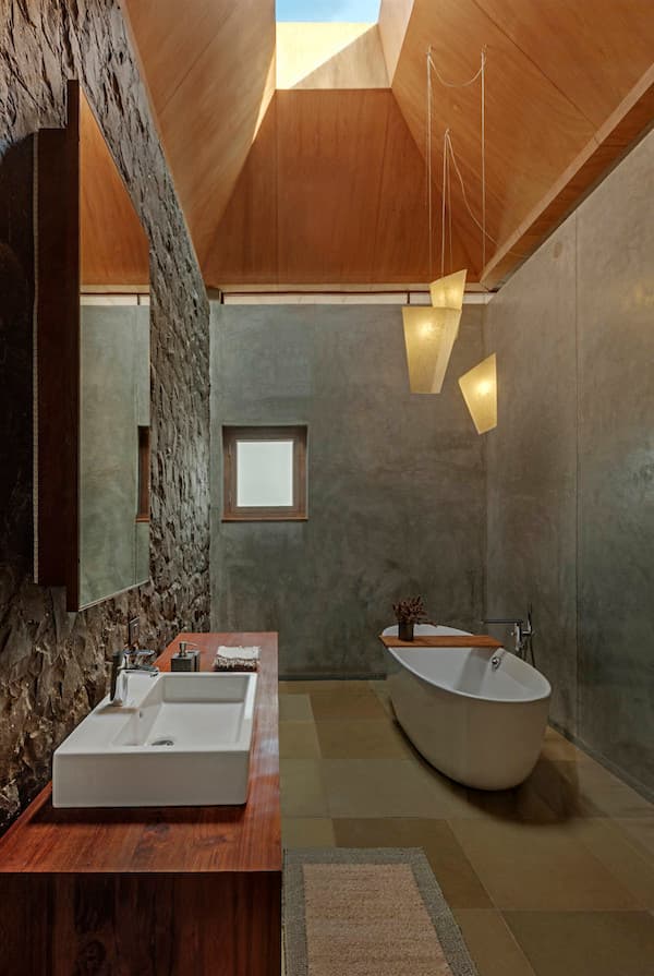 salle de bain intime cosy béton et bois inde