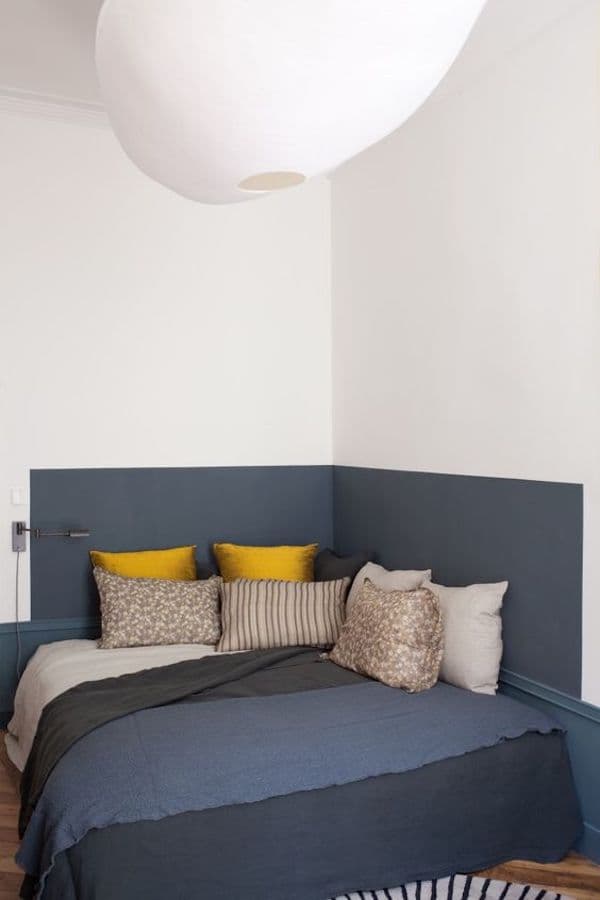 chambre dans salon coin repos peinture bleu marine