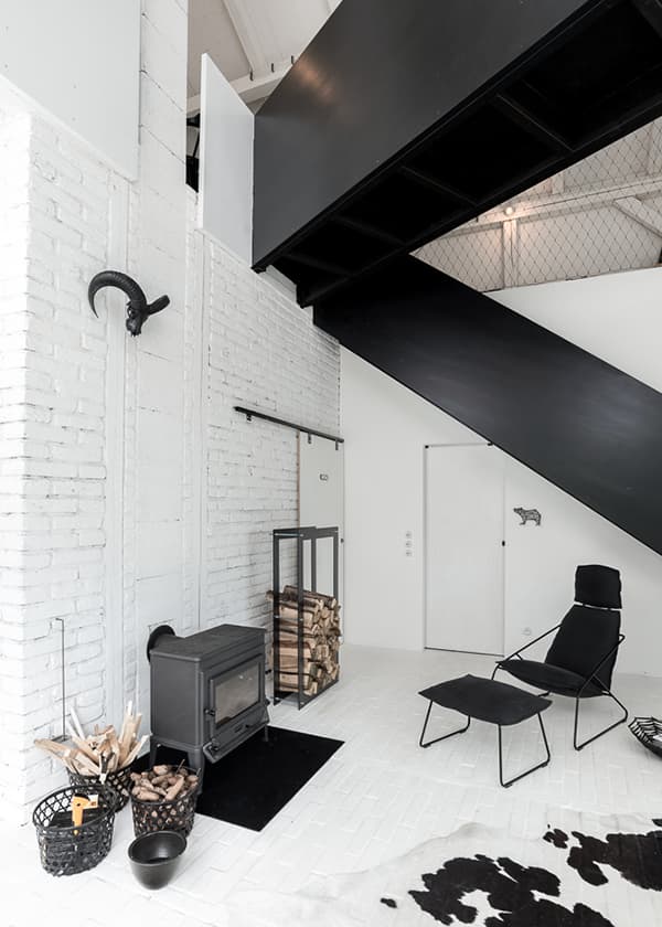 salon cosy chalet noir blanc grange rénovée aménagement loft