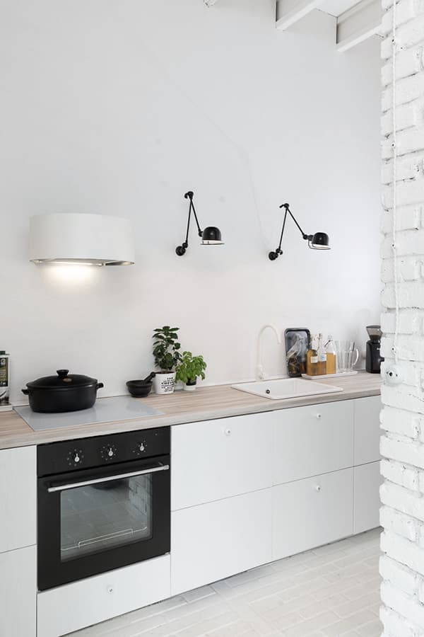 cuisine blanche noir grange rénovée aménagement loft