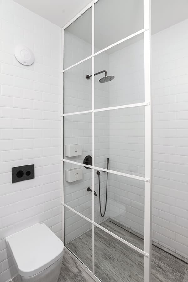 mini salle de bain blanche robinet noir mat douche sol imitation parquet carrelage design