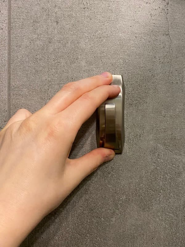 installer des crochets de salle de bain sans trou autocollant