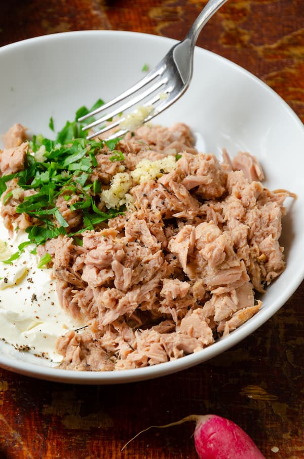Rillettes de thon au persil et à l’ail dans une coupelle