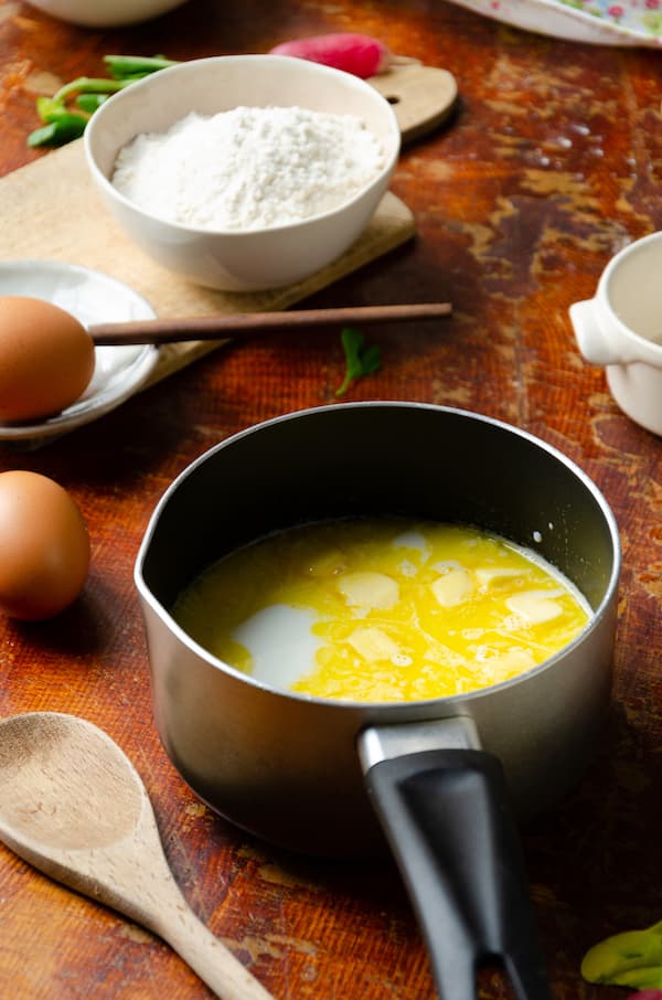 Farine ajoutée dans la casserole pour former la panade