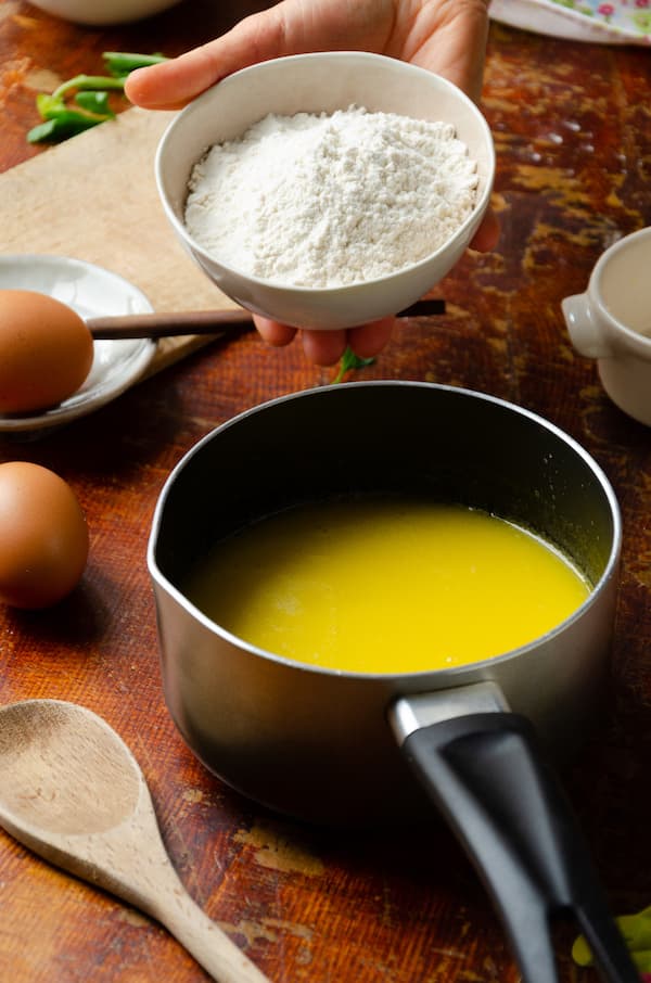 Panade mélangée à la cuillère en bois dans la casserole