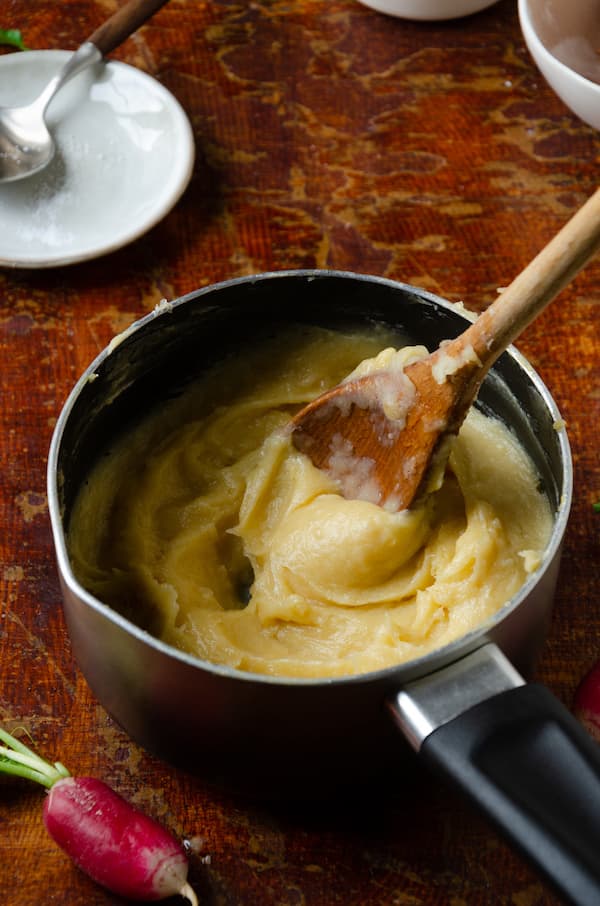 Œuf incorporé à la panade avec une cuillère en bois