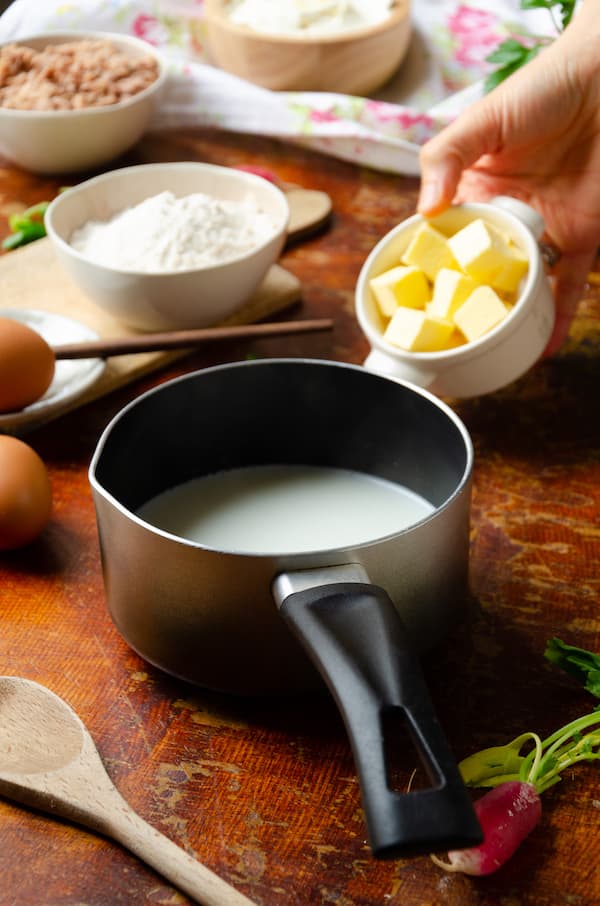 Liquides chauffés dans une casserole pour la pâte à choux