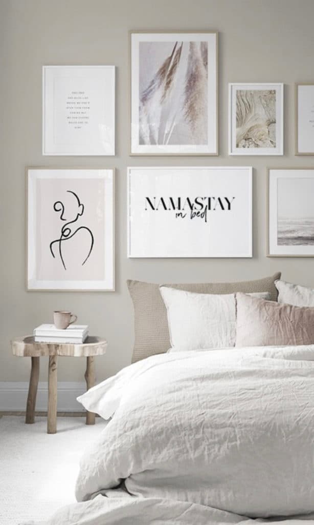chambre namastay in bed déco murale couleurs épurées lit mur ton beige table de chevet - blog déco - clemaroundthecorner
