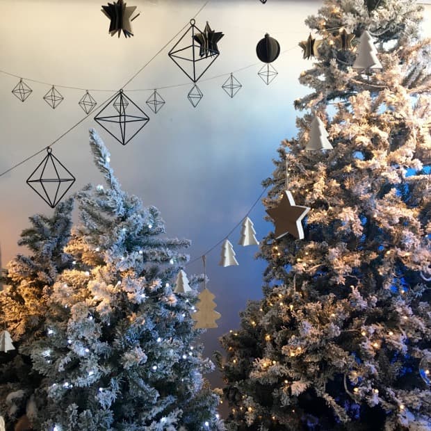 beau faux sapin de Noël enneige artificiel.