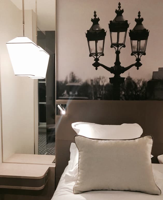 chambre hotel la lanterne photo noir et blanc paris