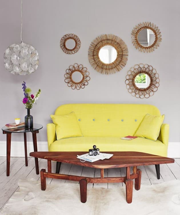 salon canapé jaune mur gris