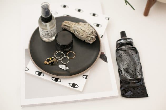 accessoire vide poche oeil pins bijoux table de nuit - blog déco - clem around the corner