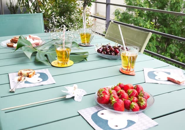 balcon parisien bien décoré et équipé Fermob