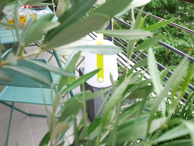 balcon parisien bien décoré et équipé Fermob