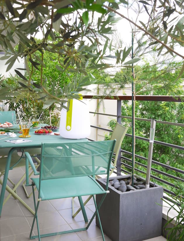 balcon parisien bien décoré et équipé Fermob
