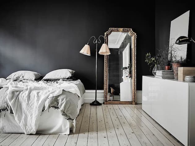 Visite mur noir dans un studio