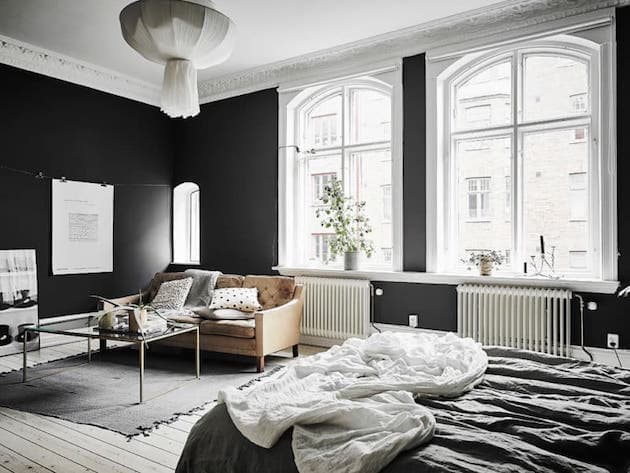 Visite mur noir dans un studio