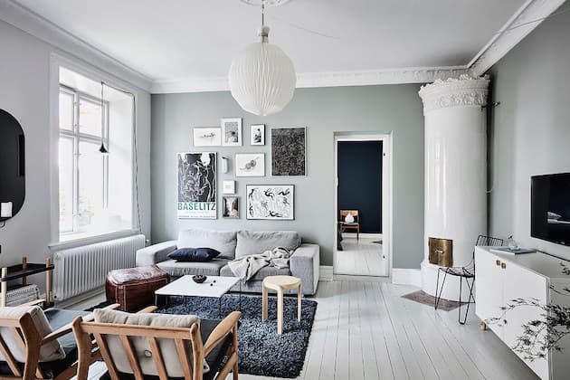 Visite : Mur bleu dans la chambre