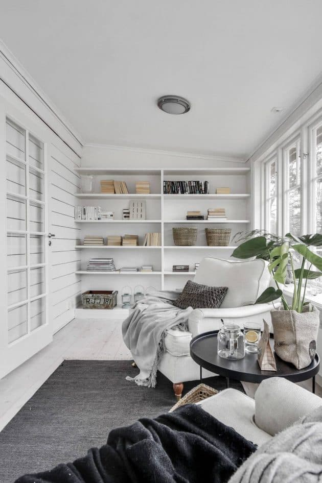 coin salon bow window dans une maison jaune