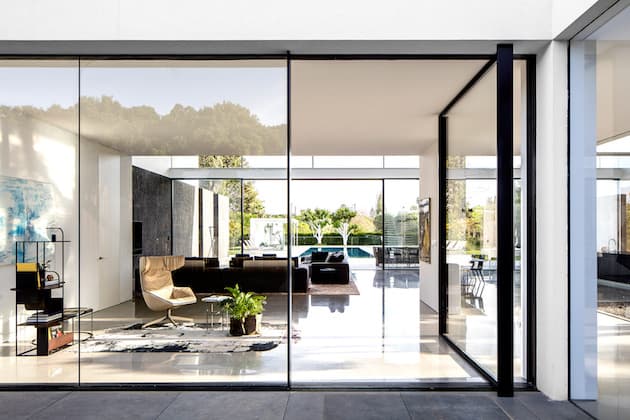 entree porte verre pivotante maison transparente