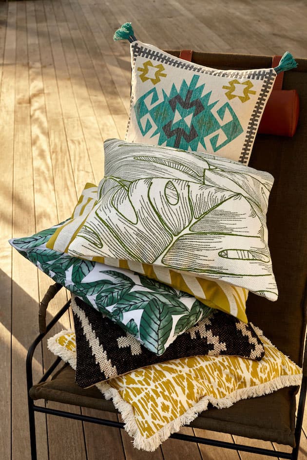 montagne de coussin sur le fauteuil la redoute deco