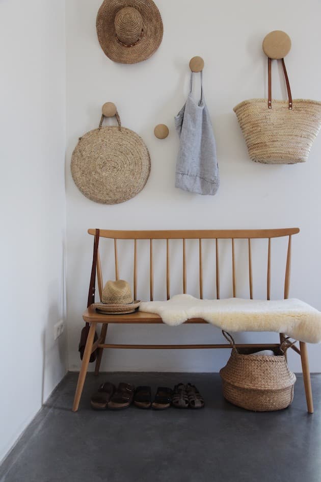 kinfolk entrée mur de chapeaux paille style kinfolk
