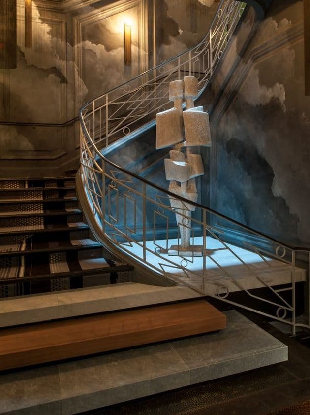 hôtel design paris lieu exceptionnel orage tenebreux gris sombre nuages escaliers