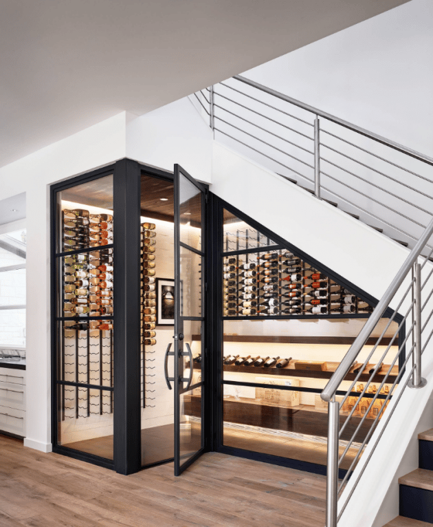 aménager un dessous d'escalier en cave à vin fermée appartement
