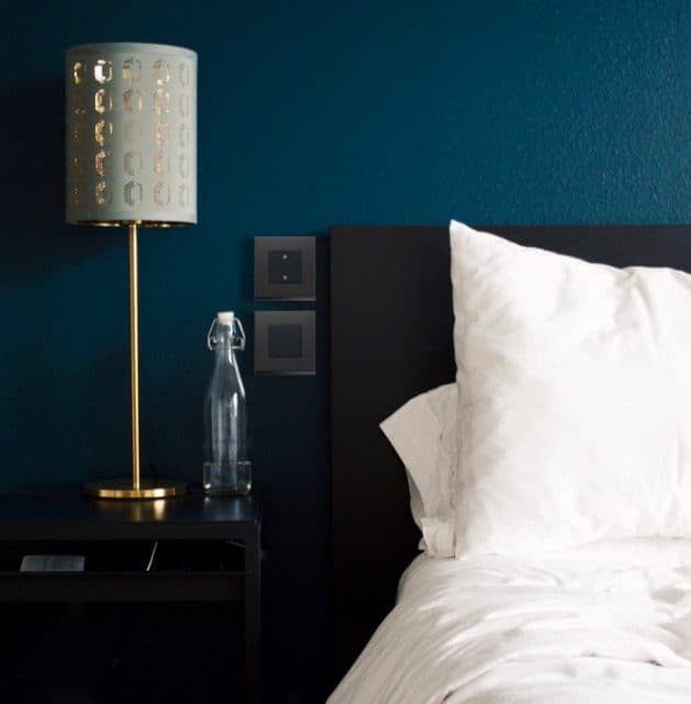 interrupteur wireless connecté design chambre mur bleu foncé - blog déco - clem around the corner