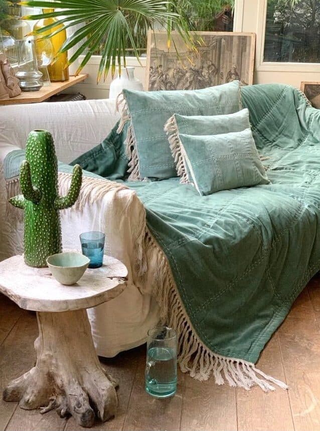 canape blanc droit plaid bleu turquoise deco exotique palmier