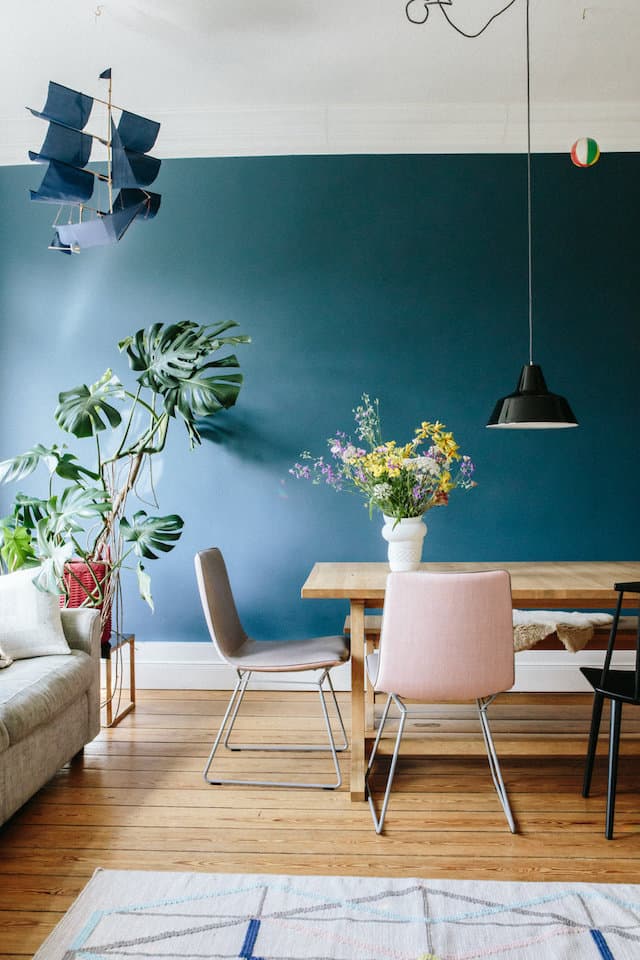 Pour son salon Melodie Michel Berger a choisi la peinture bleu de farrow and ball et l'addition de plantes vertes