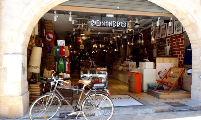 Ancienne photo de boutique déco à Bordeaux conservée en galerie souvenir