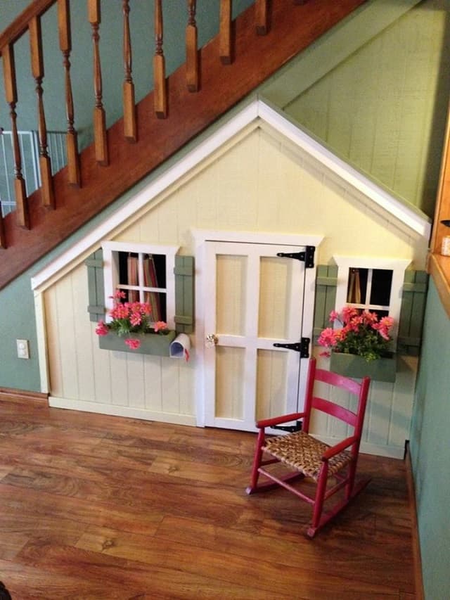 maison cabane enfant amenager sous escalier espace jeu