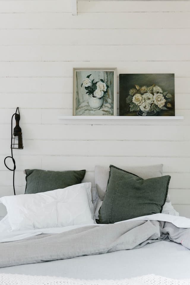 mini maison champêtre chambre draps en lin gris vert