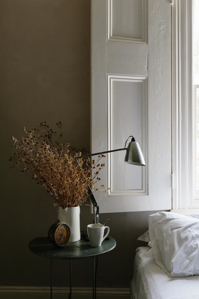 mini maison champêtre table de nuit wabi-sabi minimaliste-chambre