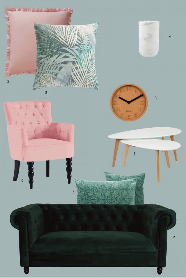 Salon tropical avec canapé en velours rose et vert, coussins et matières naturelles