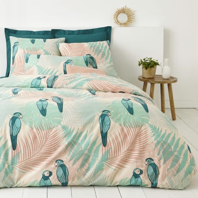 Chambre tropicale avec perroquet, motifs végétaux et couleurs rose et vert