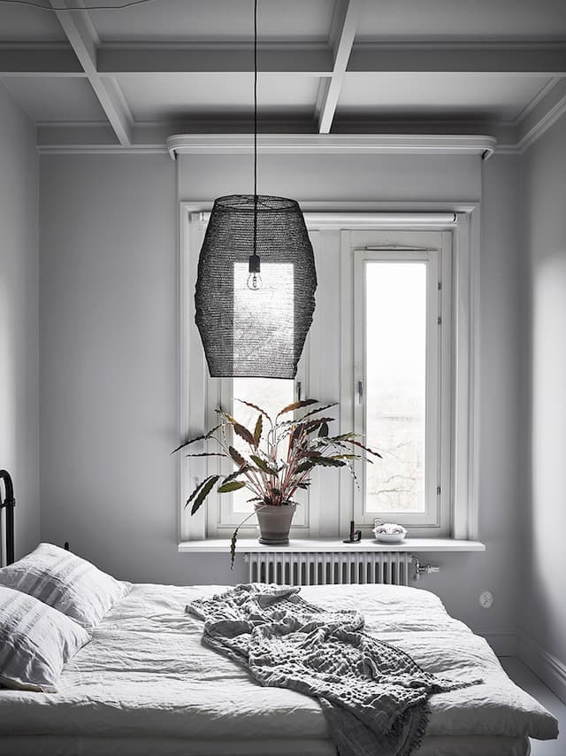 chambre suspension grillage noir design aménagement fenêtre planche sur radiateur coin lecture
