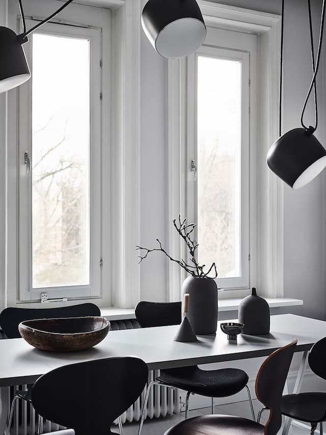 table à manger noire grise suspension multiple araignée chaise fourmi - blog déco - clem around the corner