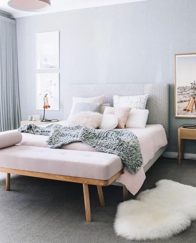 couleur de chambre féminine décoration intérieur bleu clair cosy pastel rose fourrure