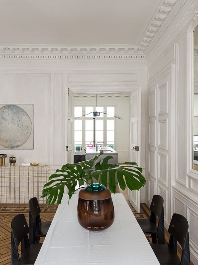 salle à manger monstera pied-à-terre parisien - blog déco - Clem Around The Corner