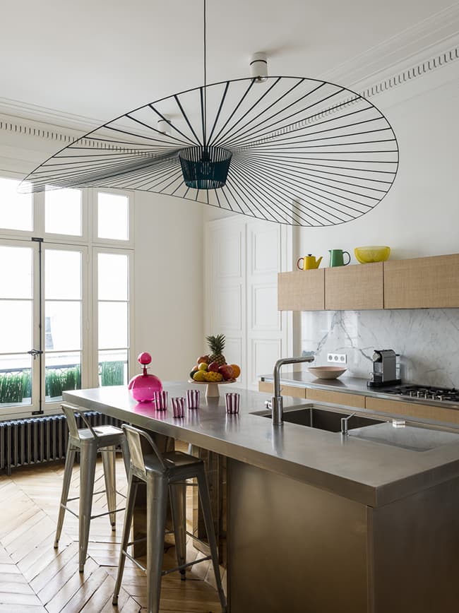 cuisine ilot vertigo suspension constance guisset pied-à-terre parisien - blog déco - Clem Around The Corner