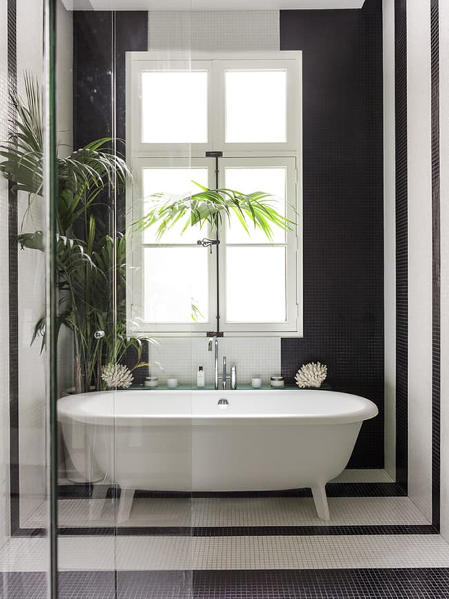 salle de bain noire blanche baignoire îlot retro vintage