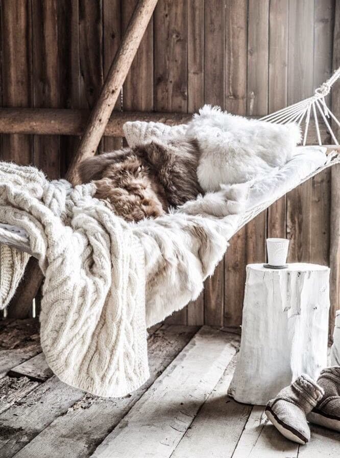 hamac suspendu et fausse fourrure chalet scandinave cosy coin lecture hiver table de nuit diy rondin