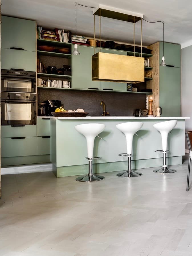 déco industrielle vintage dans la cuisine ouverte verte eau