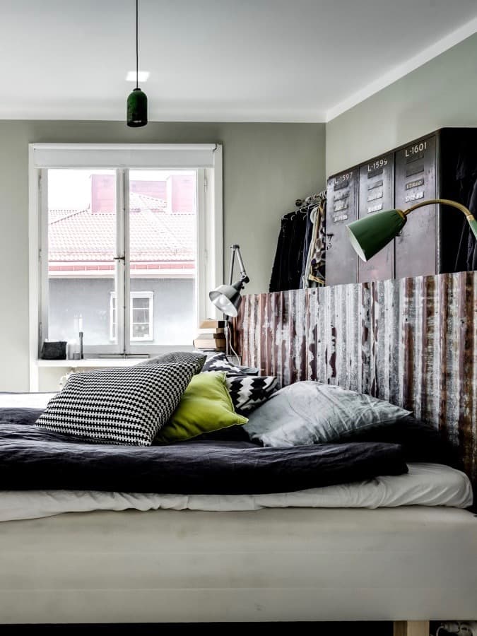 diy tête de lit industrielle avec vieille plaque métallique